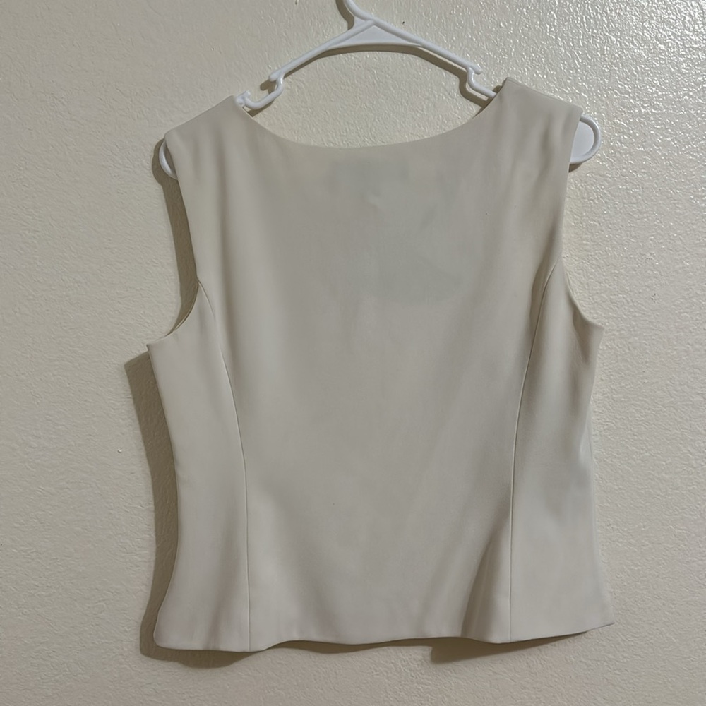 WHITE SLEEVELESS TOP - Picture 4 of 4